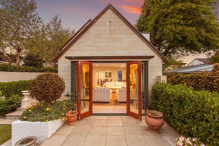 Photo of property in 2/124 Leinster Road, Merivale, Christchurch, 8014