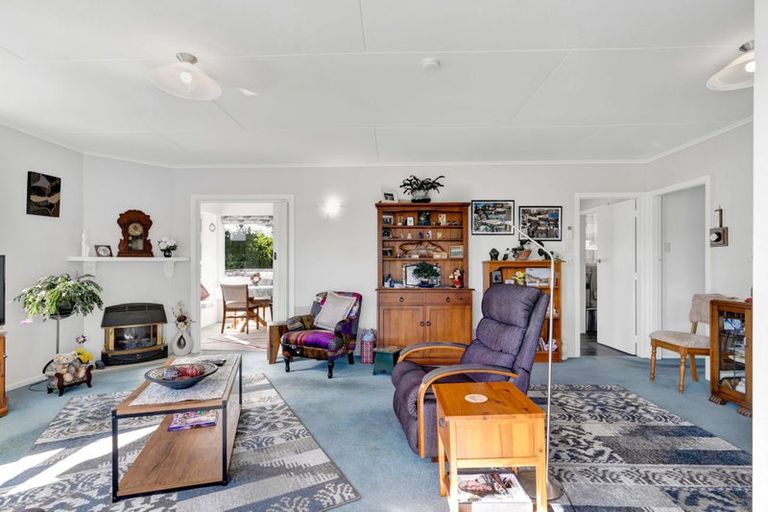 Photo of property in 22 Waiwera Place, Merrilands, New Plymouth, 4312