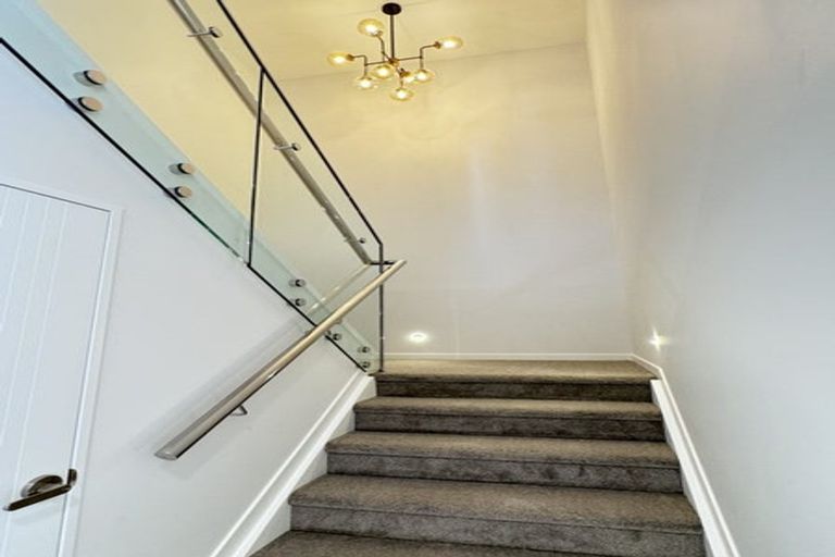 Photo of property in 130 Skulander Crescent, Orewa, 0931