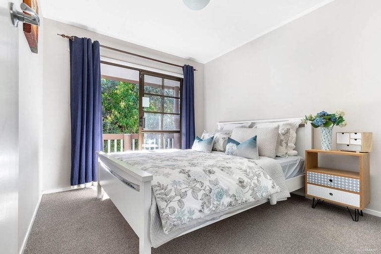 Photo of property in 6 Standish Place, Bayview, Auckland, 0629