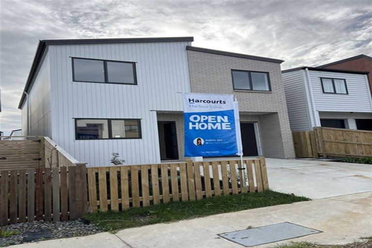 Photo of property in 31 Coast Garden Drive, Hobsonville, Auckland, 0616