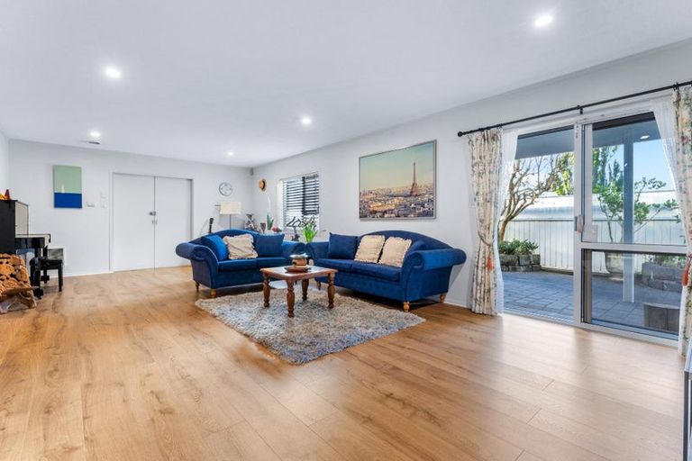 Photo of property in 2 Ravenstone Place, Chatswood, Auckland, 0626