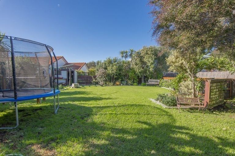 Photo of property in 137 Seaview Road, Paraparaumu Beach, Paraparaumu, 5032