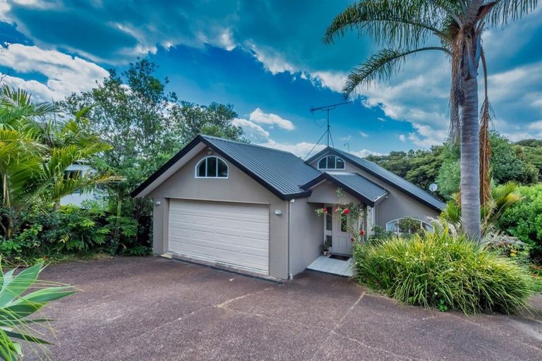 Photo of property in 16 Lagoon Way, West Harbour, Auckland, 0618