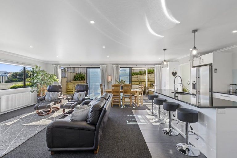 Photo of property in 32 Lanyon Place, Whitby, Porirua, 5024