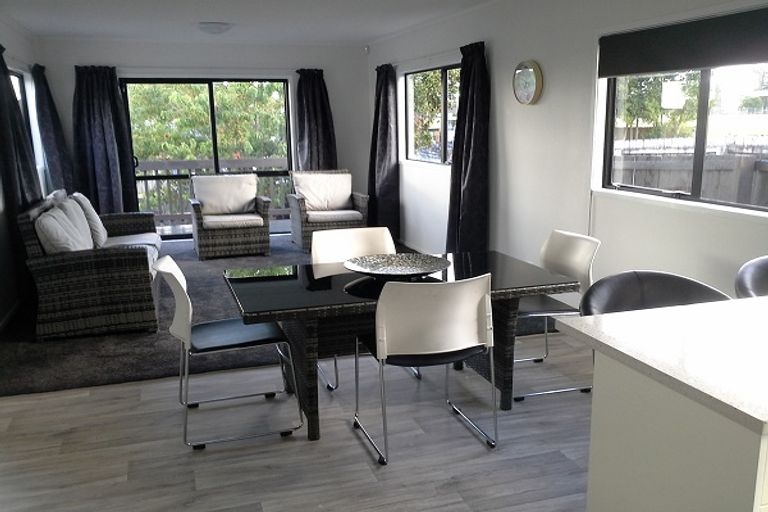 Photo of property in 1/5 Senecio Place, Weymouth, Auckland, 2103
