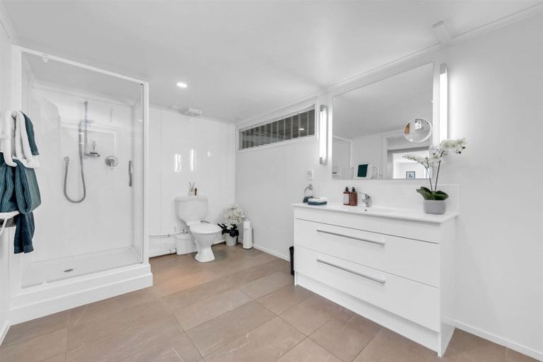 Photo of property in 5 Liston Crescent, Cockle Bay, Auckland, 2014