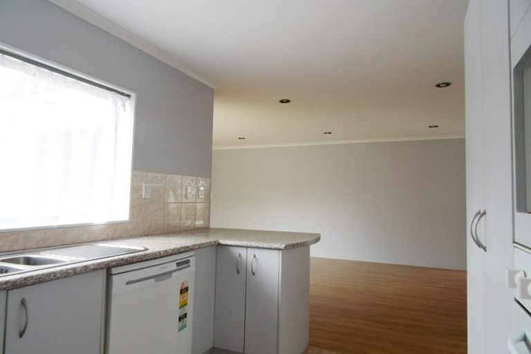 Photo of property in 72 Glenveagh Park Drive, Weymouth, Auckland, 2103