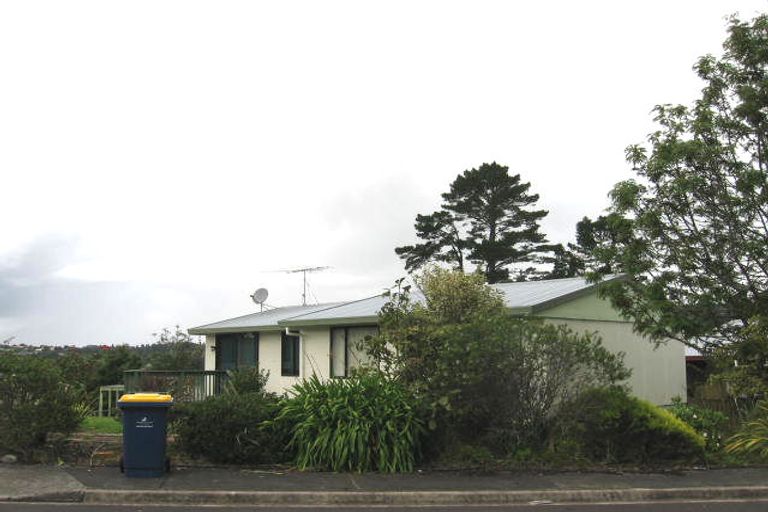 Photo of property in 15 Kotinga Avenue, Glen Eden, Auckland, 0602