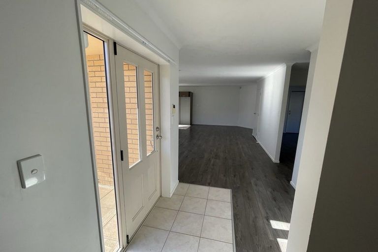 Photo of property in 35 Chesterfield Way, Orewa, 0931