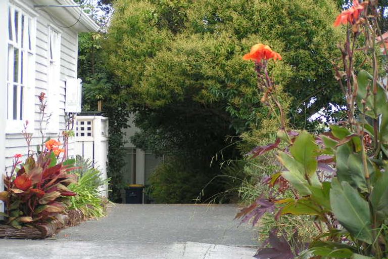 Photo of property in 1/6 Onewa Road, Northcote Point, Auckland, 0627