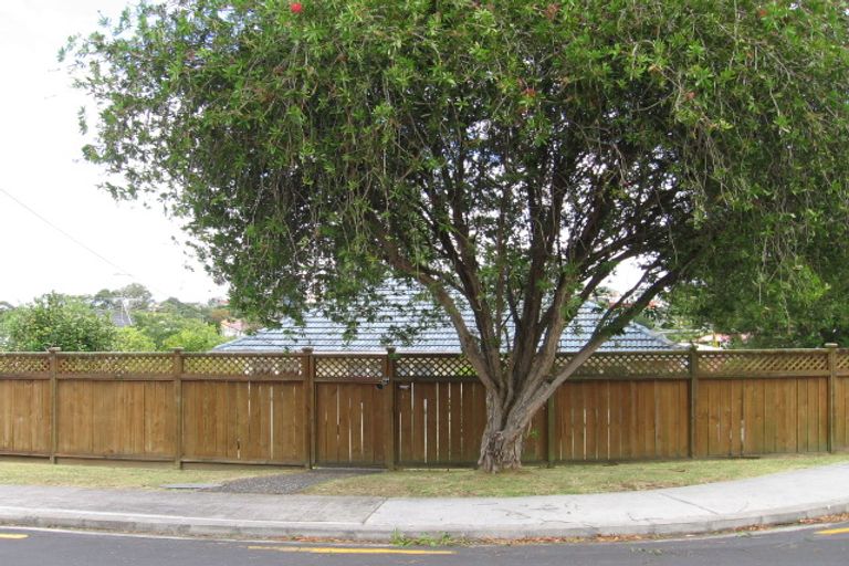Photo of property in 2/12 Phillip Parade, Forrest Hill, Auckland, 0620