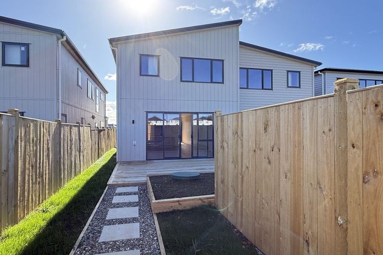 Photo of property in 8 Kapeta Lane, Karaka, 2113