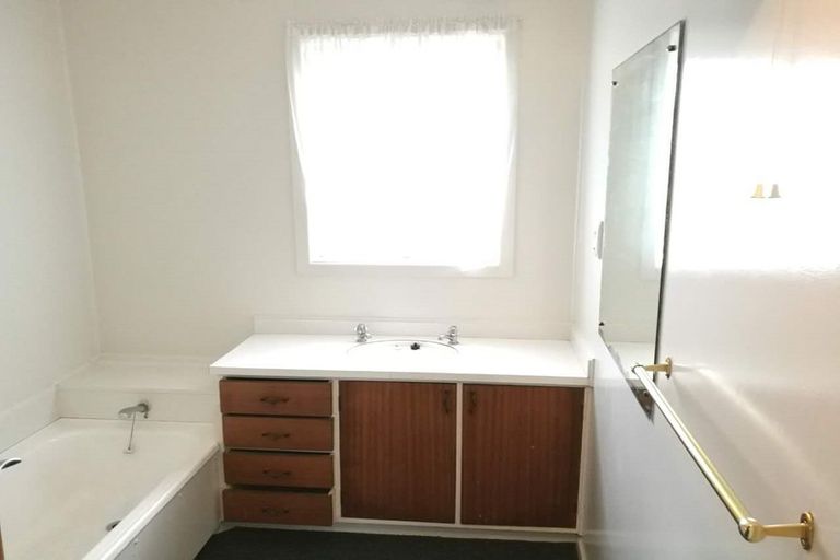 Photo of property in 3/69 Royal View Road, Te Atatu South, Auckland, 0610