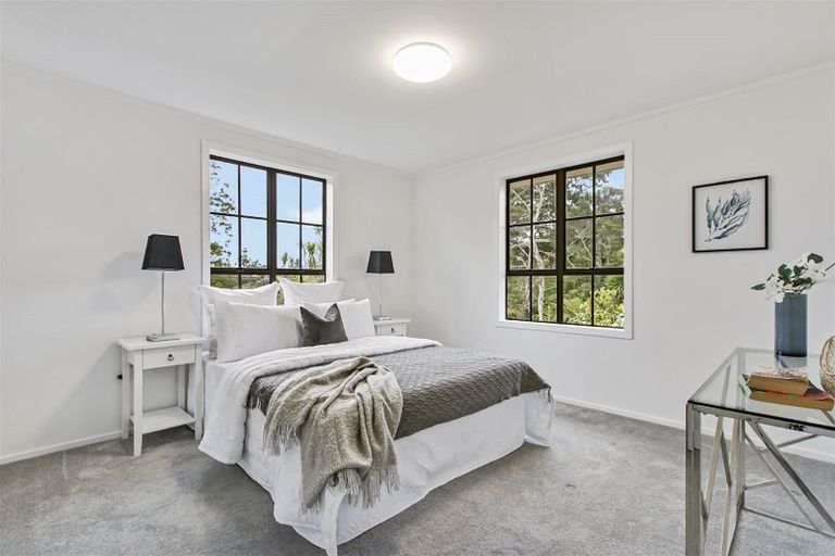 Photo of property in 7 Glen Vista Place, Bayview, Auckland, 0629