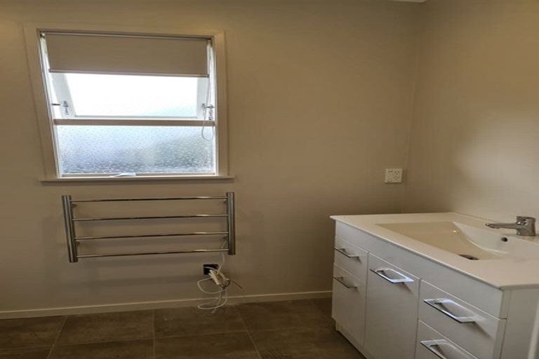 Photo of property in 1 Coburg Street, Henderson, Auckland, 0612