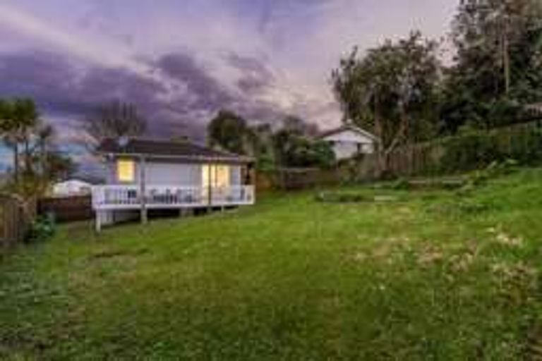 Photo of property in 17 Wanita Place, Totara Vale, Auckland, 0629