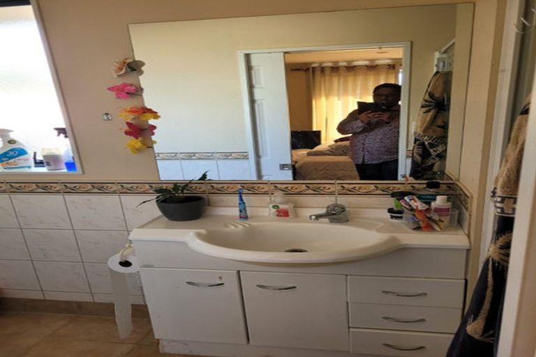 Photo of property in 12 Natasha Lane, Henderson, Auckland, 0612