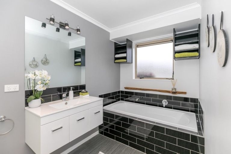 Photo of property in 28 Antrim Place, Nawton, Hamilton, 3200