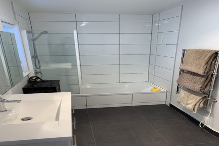 Photo of property in 5 Warwick Avenue, Titirangi, Auckland, 0604