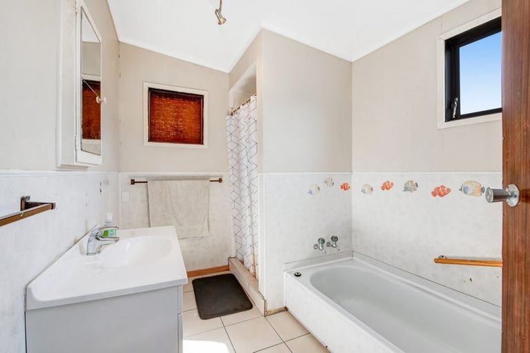 Photo of property in 17 Parakai Avenue, Parakai, 0830