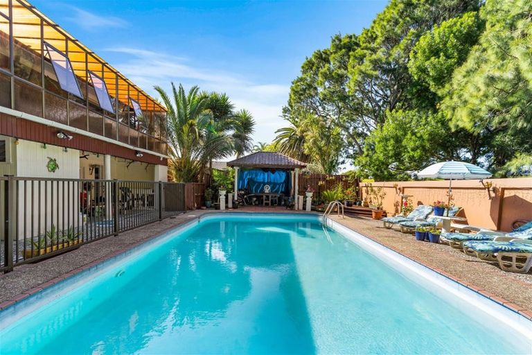 Photo of property in 36 Cascades Road, Pakuranga Heights, Auckland, 2010