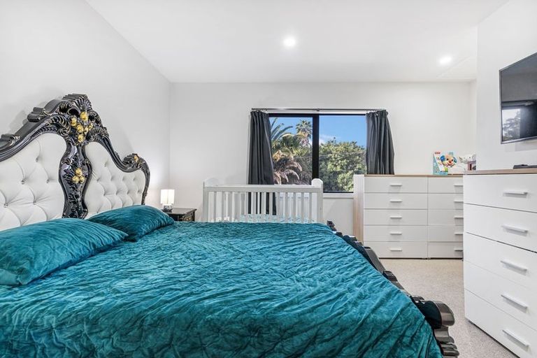 Photo of property in 2/4 Harry Ward Place, Henderson, Auckland, 0610