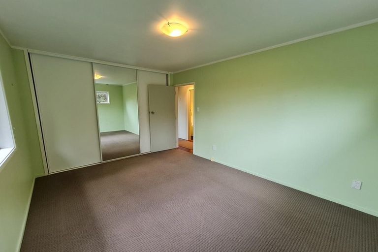 Photo of property in 66 Rauhuia Crescent, Parau, Auckland, 0604