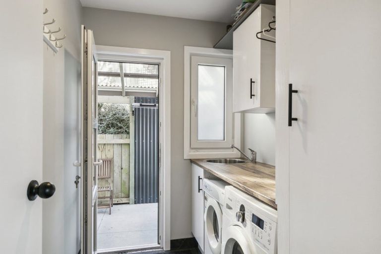 Photo of property in 2b Paratu Way, Strathmore Park, Wellington, 6022