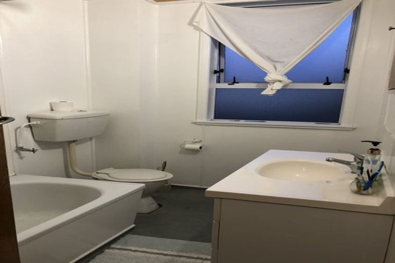 Photo of property in 12-14a Worcester Place, Cannons Creek, Porirua, 5024