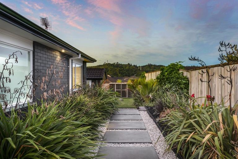 Photo of property in 44b Gilbransen Road, Kumeu, 0810