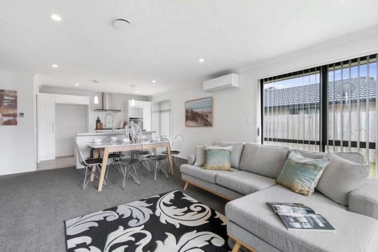 Photo of property in 13 Dumas Place, Rosehill, Papakura, 2113