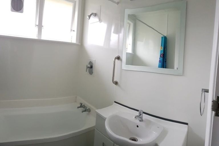 Photo of property in 1/6 Moeraki Road, Maoribank, Upper Hutt, 5018