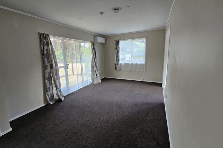 Photo of property in 111 Kemp Road, Massey, Auckland, 0614