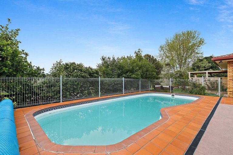 Photo of property in 27 Motu Road, Kumeu, 0891