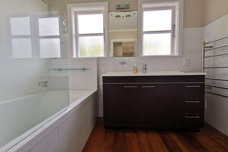 Photo of property in 96 Glanmire Road, Newlands, Wellington, 6037