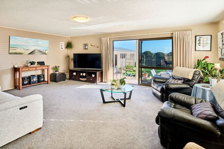 Photo of property in 6 Cleat Street, Whitby, Porirua, 5024