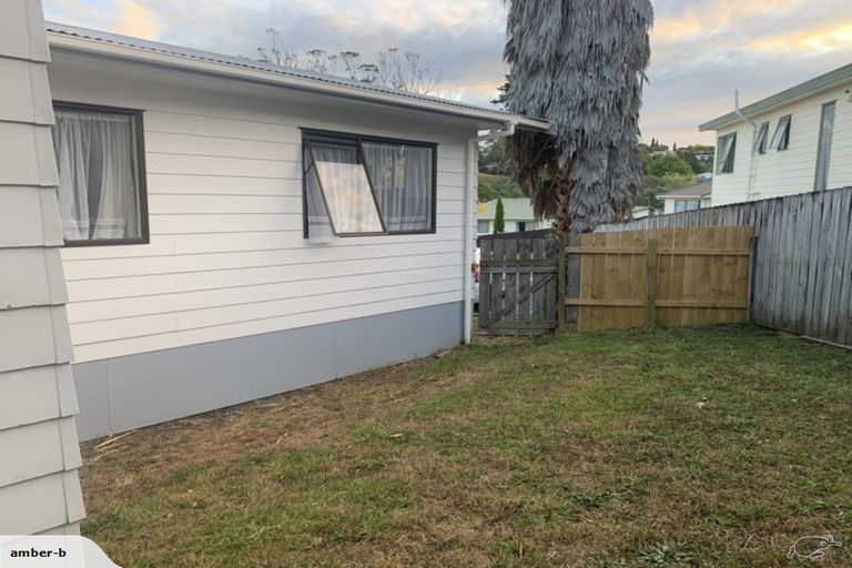 Photo of property in 18 Loughanure Place, Massey, Auckland, 0614