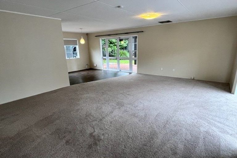 Photo of property in 2/34 Sandgate Avenue, Botany Downs, Auckland, 2010
