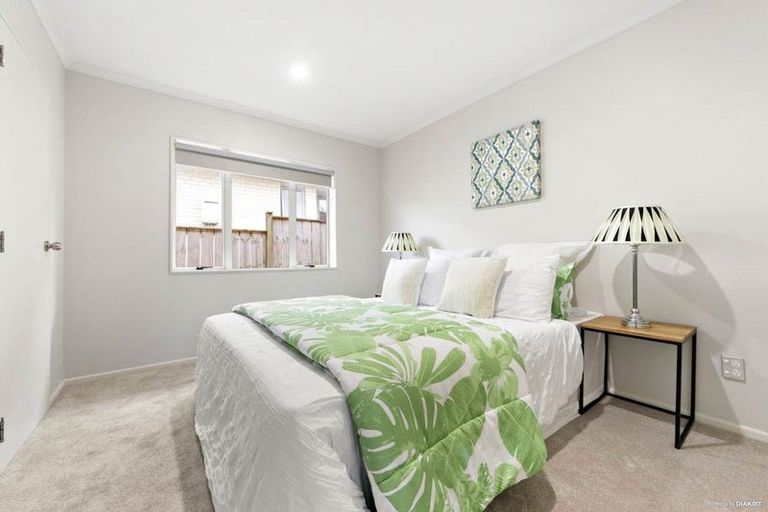 Photo of property in 22 Seresin Crescent, Flat Bush, Auckland, 2016