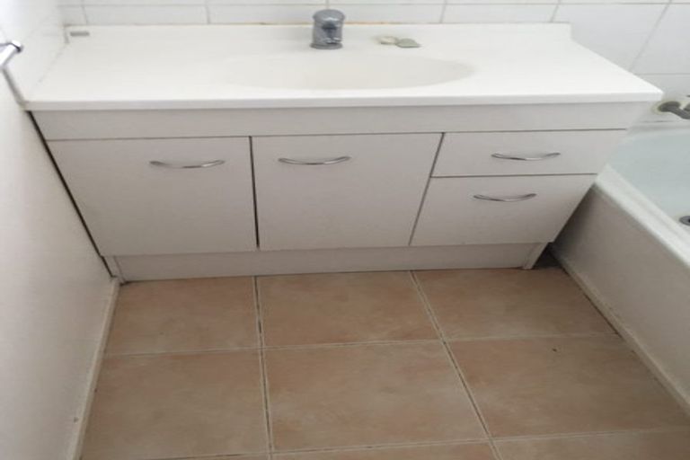 Photo of property in 1/40 Aviemore Drive, Highland Park, Auckland, 2010