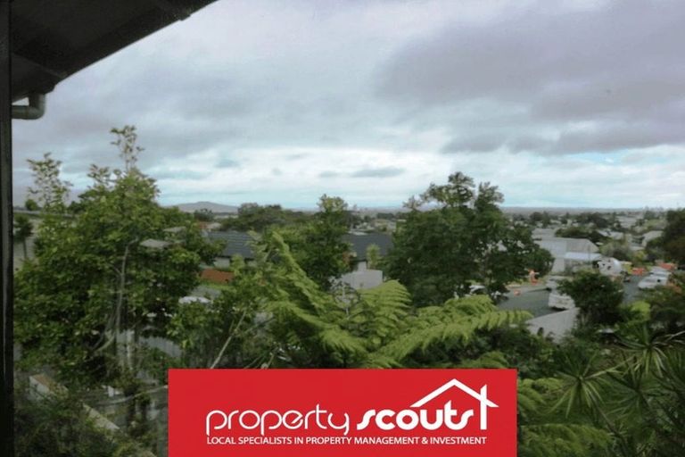 Photo of property in 3 Glen Vista Place, Bayview, Auckland, 0629