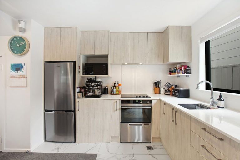 Photo of property in 6/2 Jadewynn Drive, Massey, Auckland, 0614