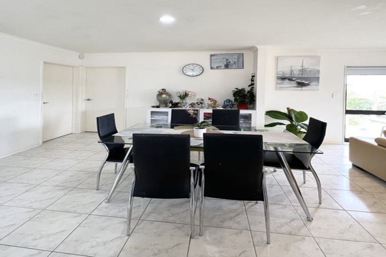Photo of property in 3 Sunvista Avenue, Oteha, Auckland, 0632