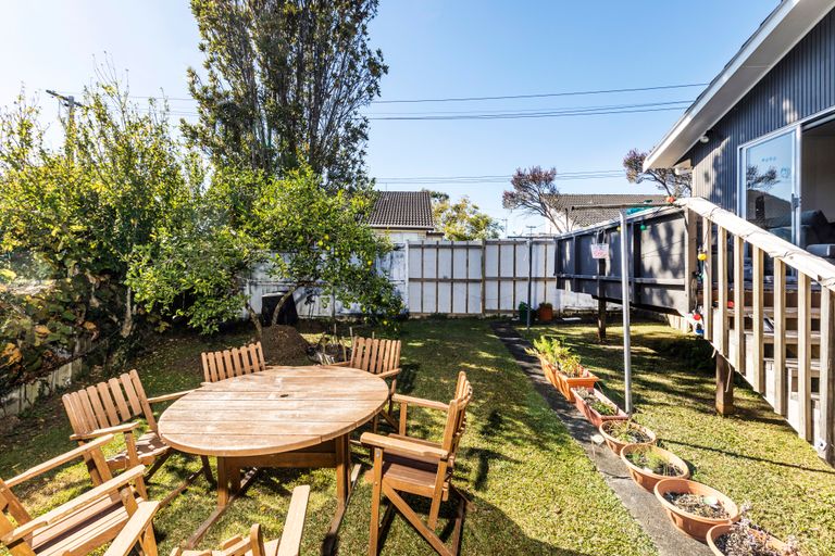 Photo of property in 2/309 Wairau Road, Totara Vale, Auckland, 0627