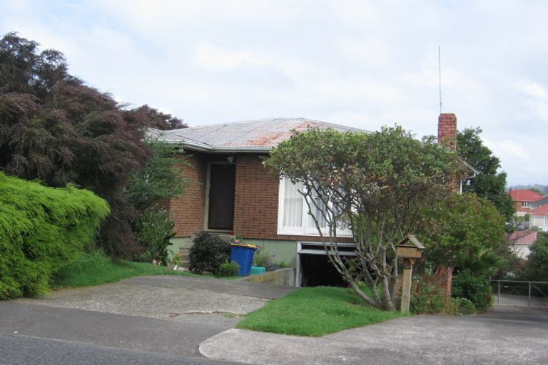 Photo of property in 1/14 Kelkirk Street, Kelston, Auckland, 0602
