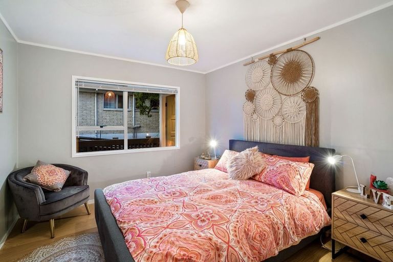 Photo of property in 9 Hepburn Road, Glendene, Auckland, 0602