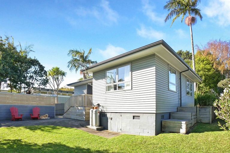 Photo of property in 32 Queen Mary Avenue, New Lynn, Auckland, 0600