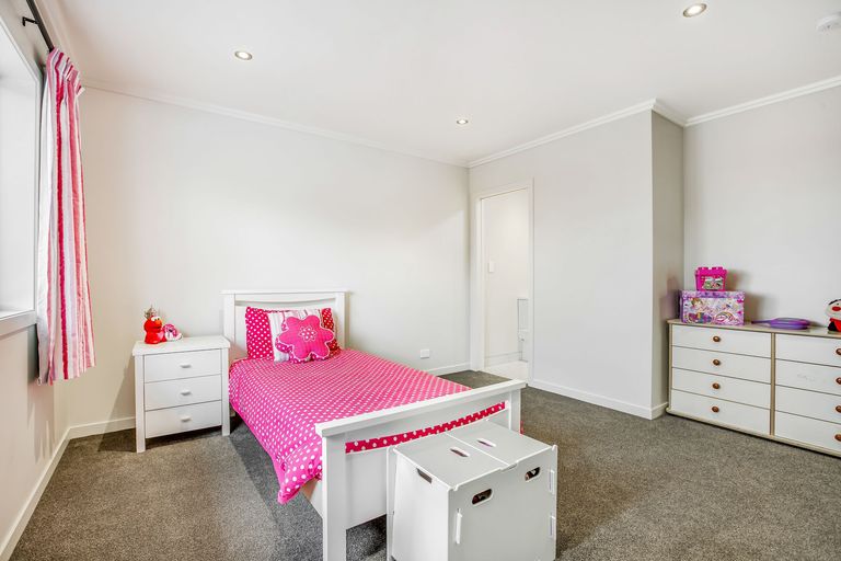 Photo of property in 15 Redmount Place, Red Hill, Papakura, 2110