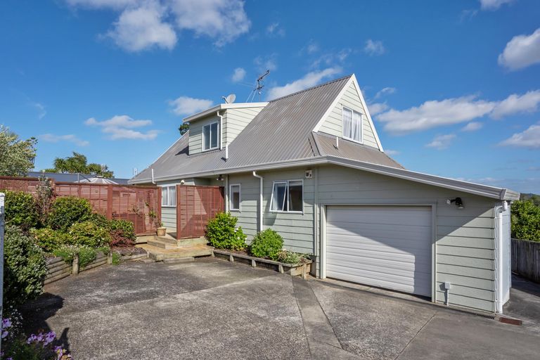 Photo of property in 14 Seaglen Place, Botany Downs, Auckland, 2010